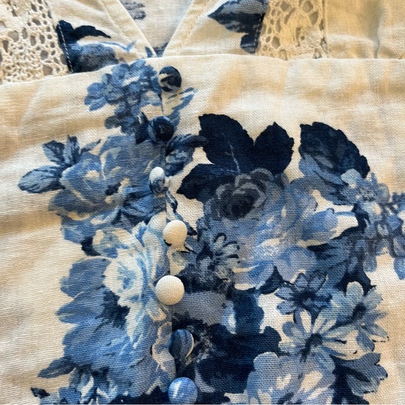 Francesca’s Blue Rain Long Sleeve Blue Floral V-Neck Top Sz S - Picture 7 of 8